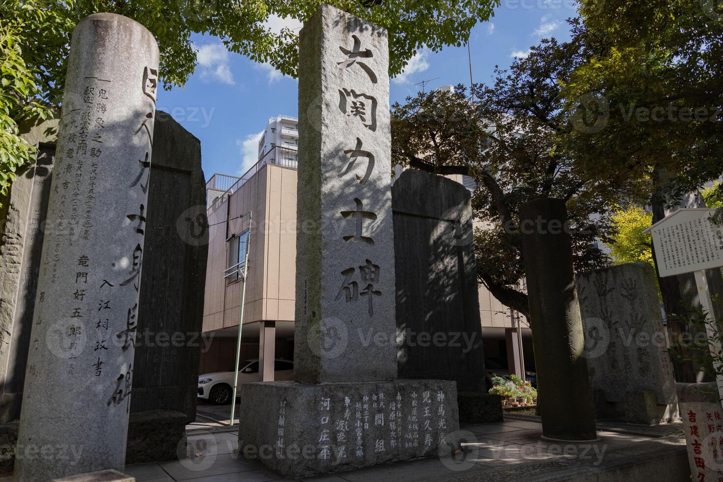 un' pietra monumento a tomioka santuario foto