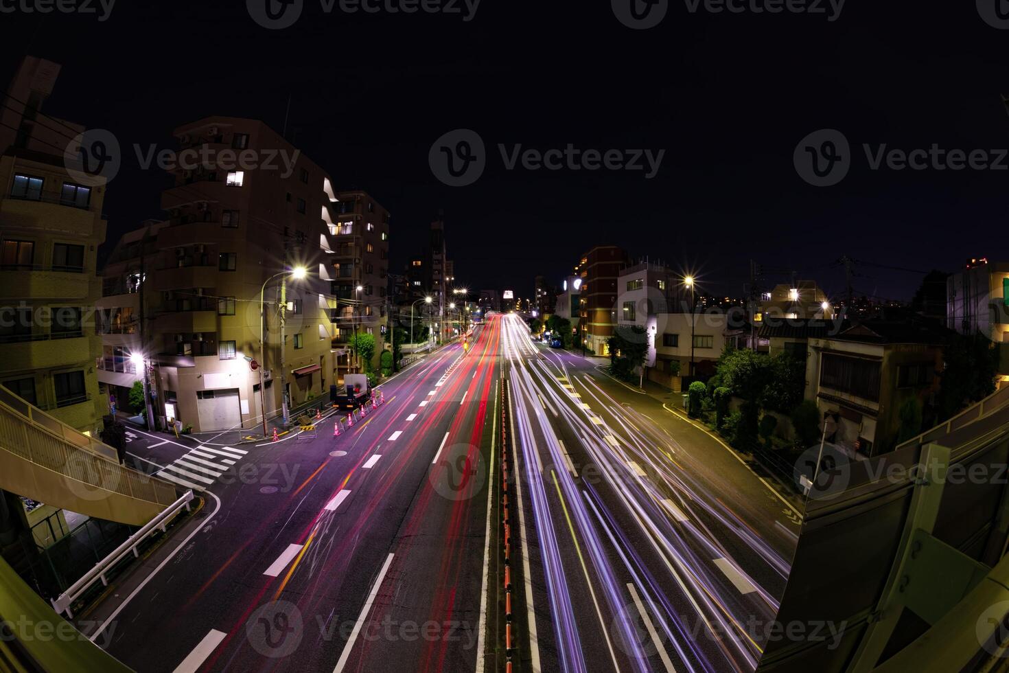 un' notte traffico marmellata a il centro strada occhio di pesce tiro foto