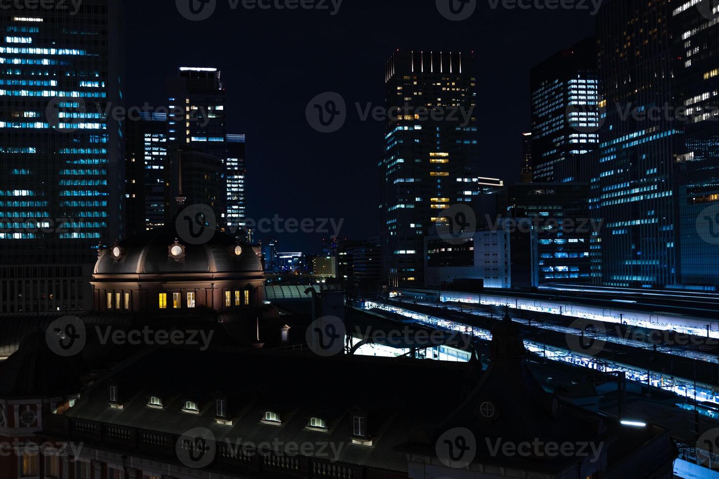 un' notte panoramico paesaggio urbano nel davanti di tokyo stazione foto