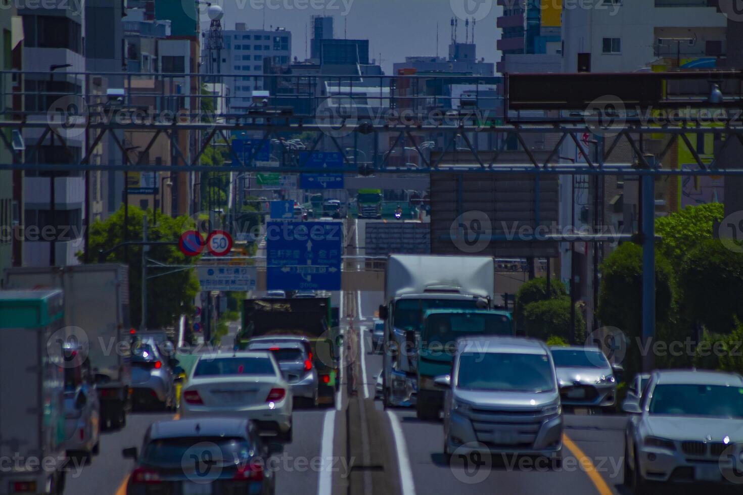 un' traffico marmellata a il urbano strada nel tokyo lungo tiro foto