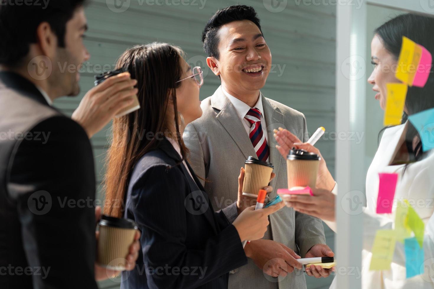 team aziendale multietnico tra cui persone caucasiche e asiatiche che lavorano insieme in ufficio. diversità del concetto di posto di lavoro foto