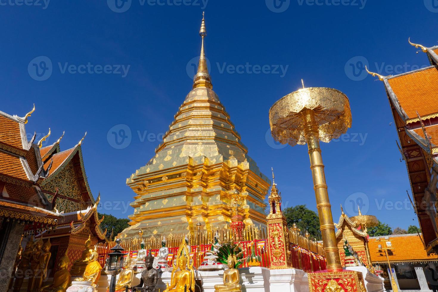 Wat Phra That Doi Suthep, Chiangmai, Thailandia con cielo blu foto