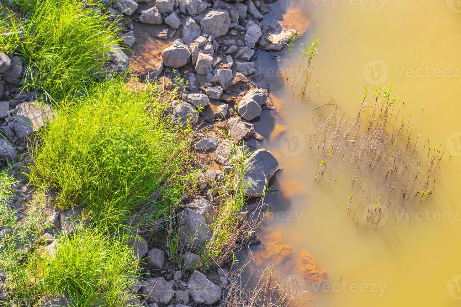 fiume mekong luang prabang laos dall'alto con terreno a maglie. foto