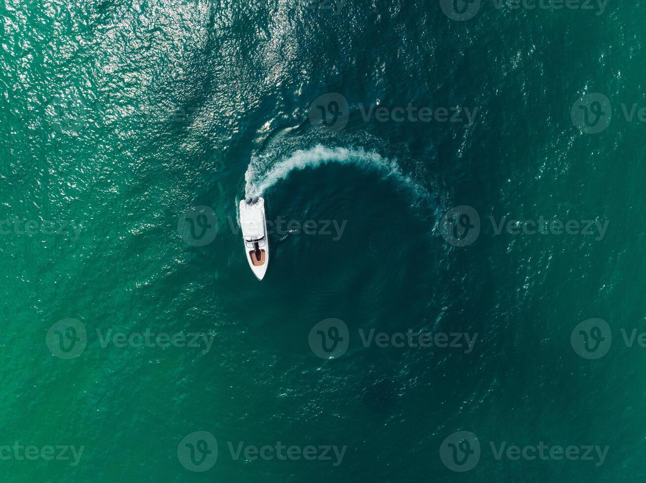 aereo Visualizza di velocità barca nel il acqua mare fabbricazione un' cerchio, fuco Visualizza foto