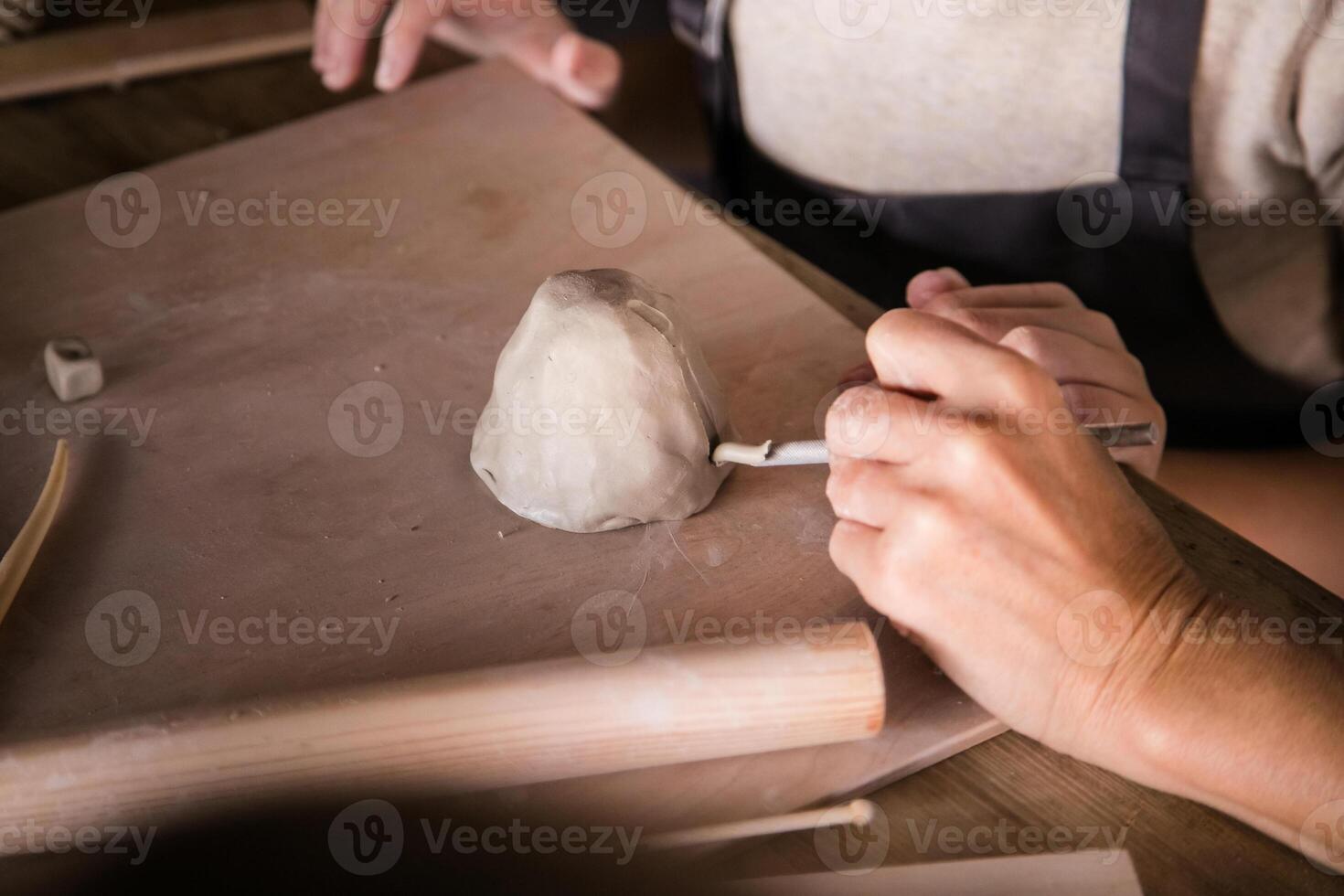 avvicinamento figli di mani impegnato nel fatto a mano ceramica con argilla foto