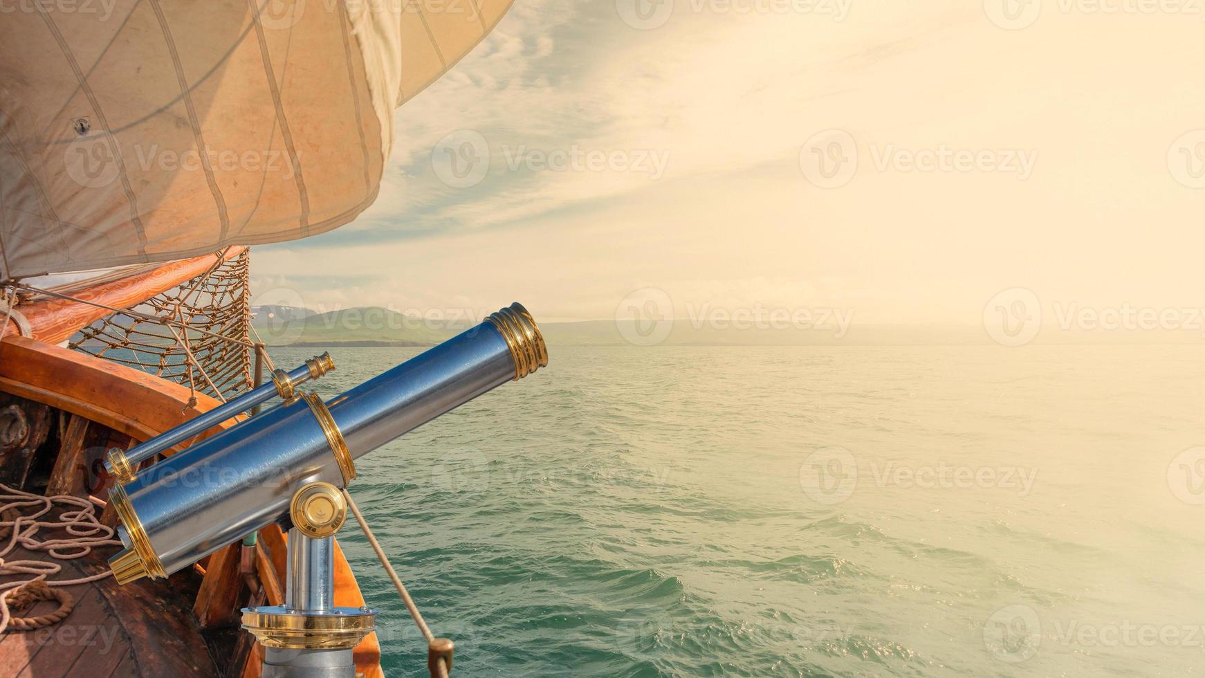 banner con una vecchia barca a vela verso sogni e avventure, con copia spazio per il testo e un antico telescopio. concetto di viaggio, libertà e avventura, stile di vita nomade foto