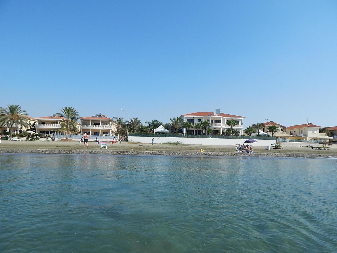 larnaca, cipro - 25 luglio 2015 turismo in città e resort foto