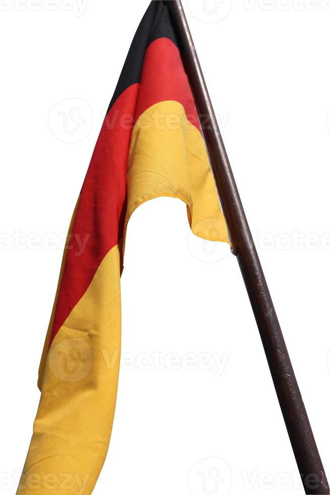 bandiera di Germania agitando nel il vento su il di legno pennone. Tedesco nazionale bandiera fatto di di seta tessuto , Nero, rosso, giallo. isolato su il bianca sfondo. ritaglio sentiero. copia spazio. foto