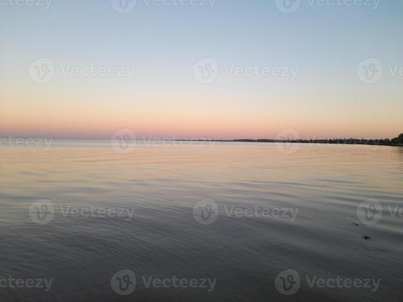 estate tramonto al di sopra di il silenzioso fiume foto