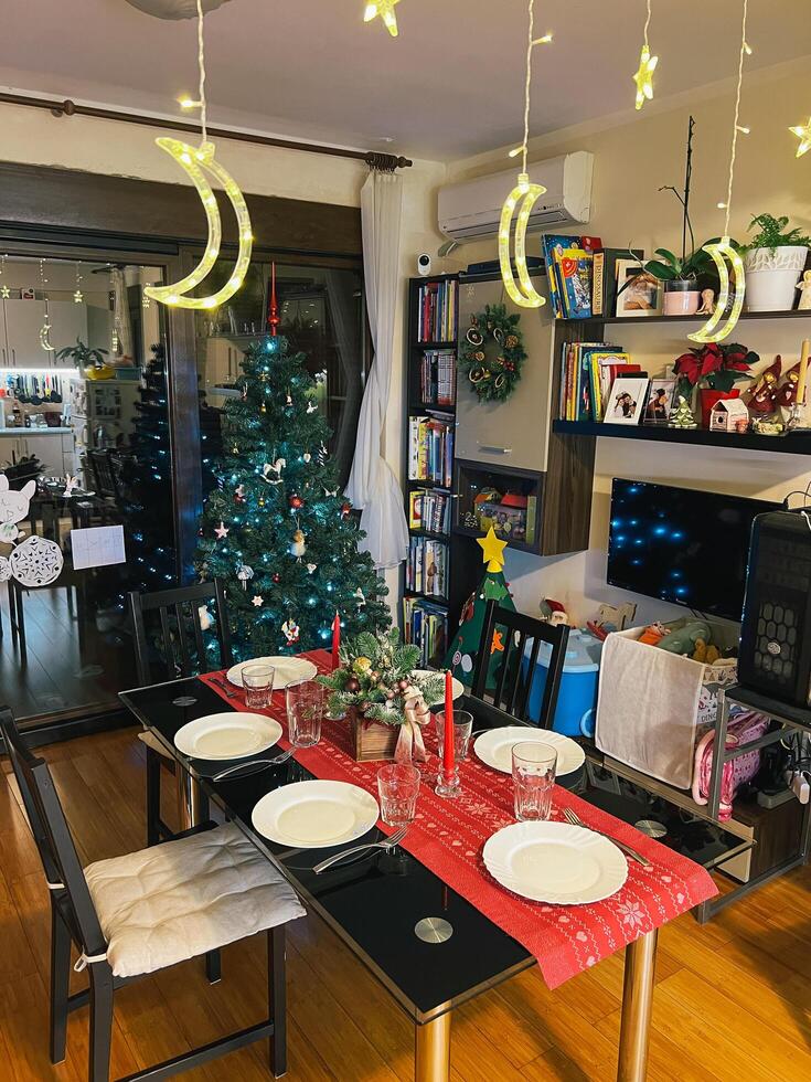 budva, montenegro - 25 dicembre 2022. di cui festivo tavolo vicino il decorato Natale albero nel il camera foto