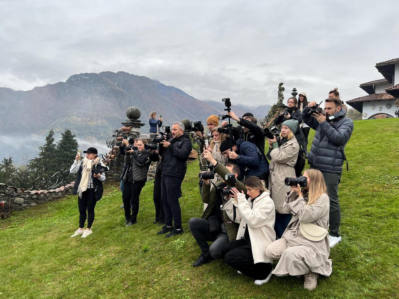 Como, Italia - 12 novembre 2023. molti fotografi In piedi su il montagna e sparare con macchine fotografiche foto