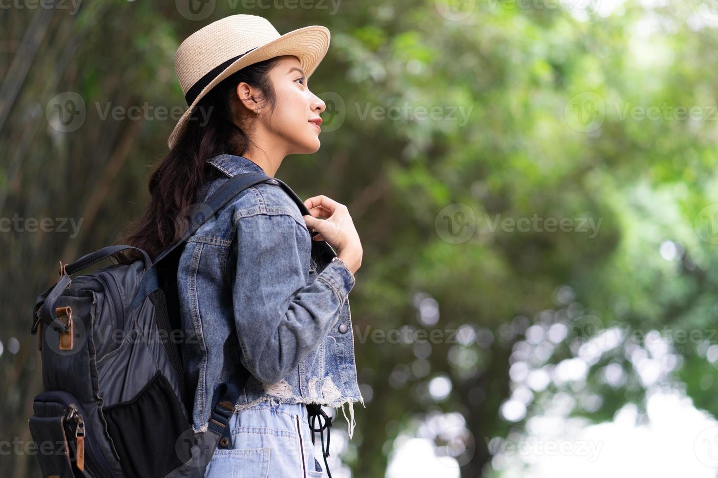 giovane donna asiatica esplora la foresta in vacanza foto