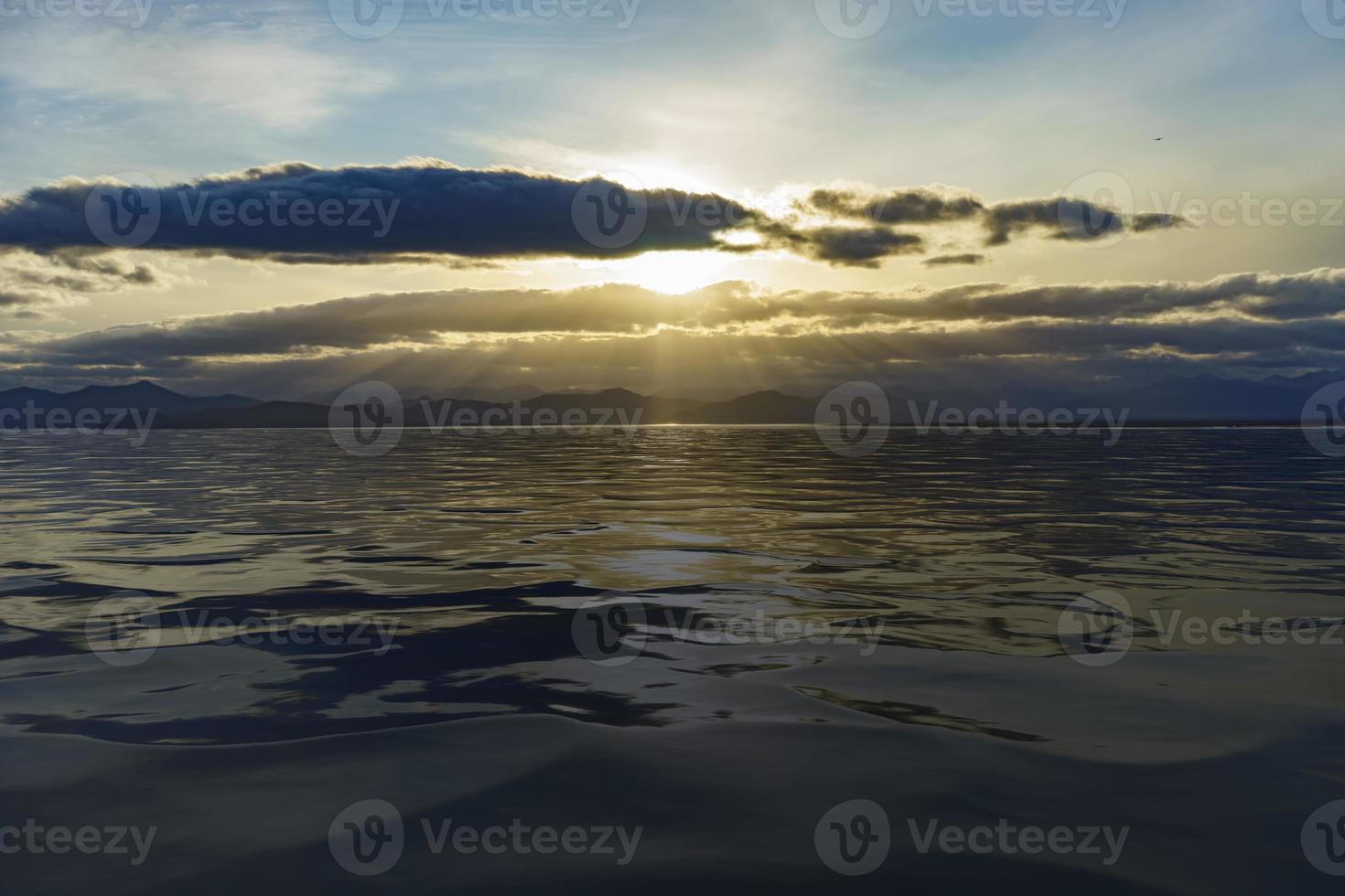 paesaggio marino con un bel tramonto e un cielo drammatico foto