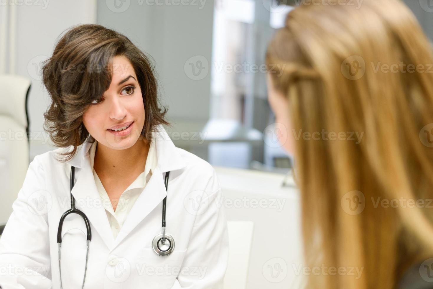 dottore che spiega la diagnosi alla sua paziente foto