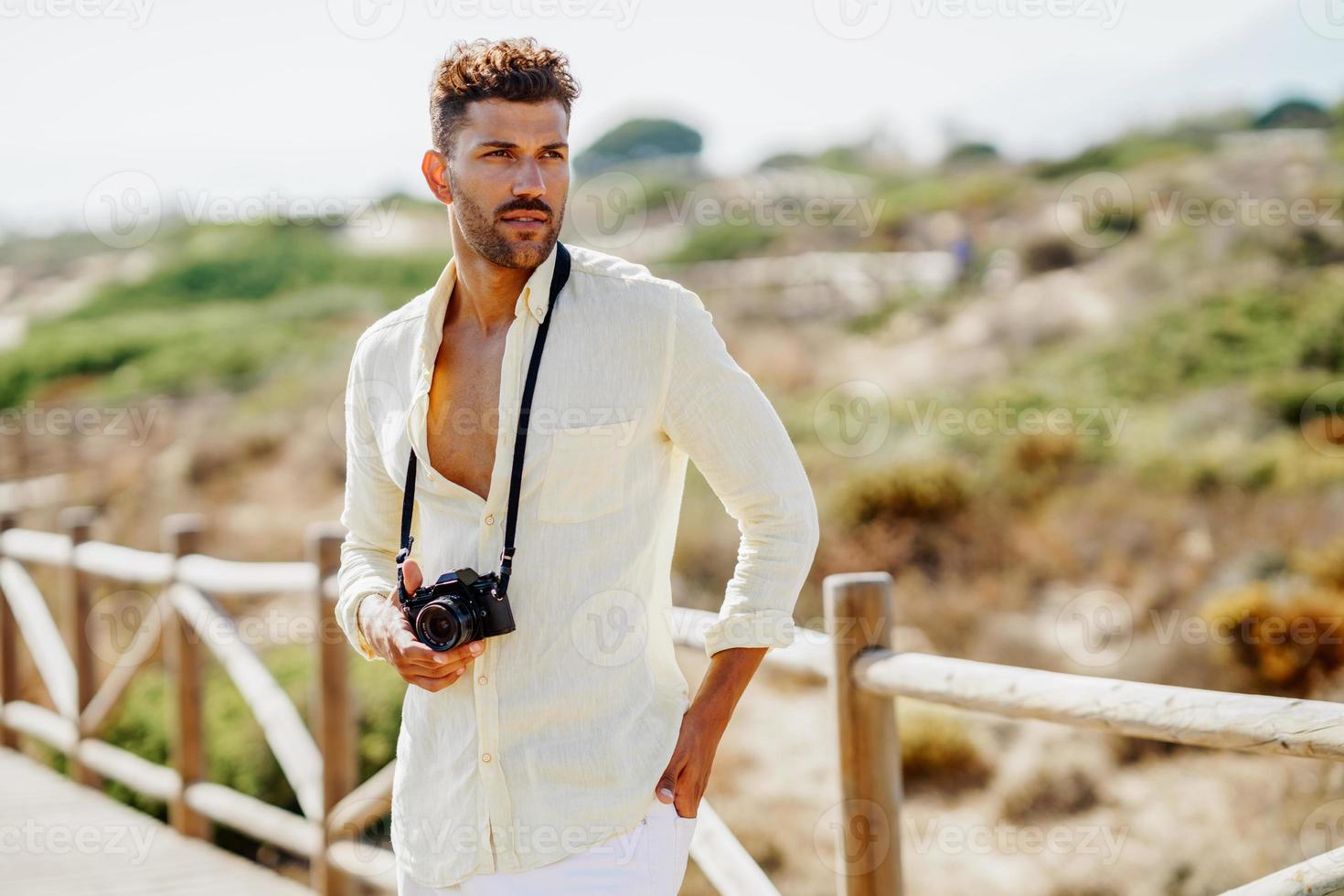 bell'uomo che fotografa in una zona costiera. foto