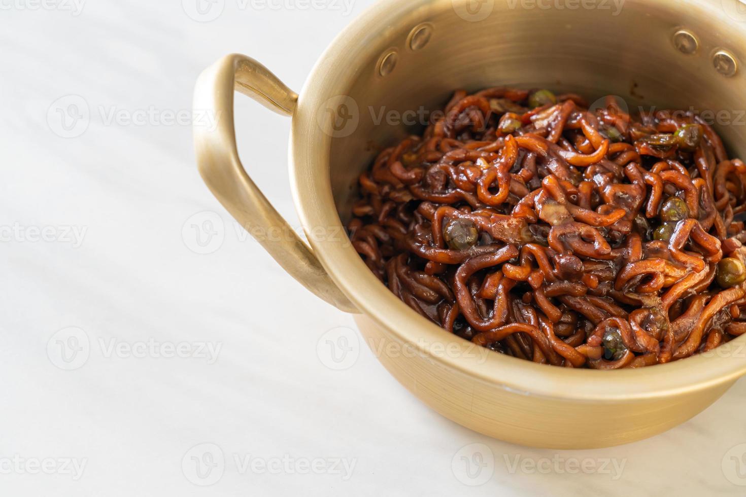 spaghetti neri coreani o spaghetti istantanei con salsa chajung arrosto foto