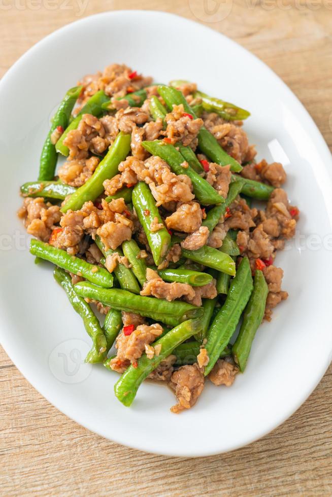 fagiolini saltati in padella o fagiolini con carne di maiale macinata foto