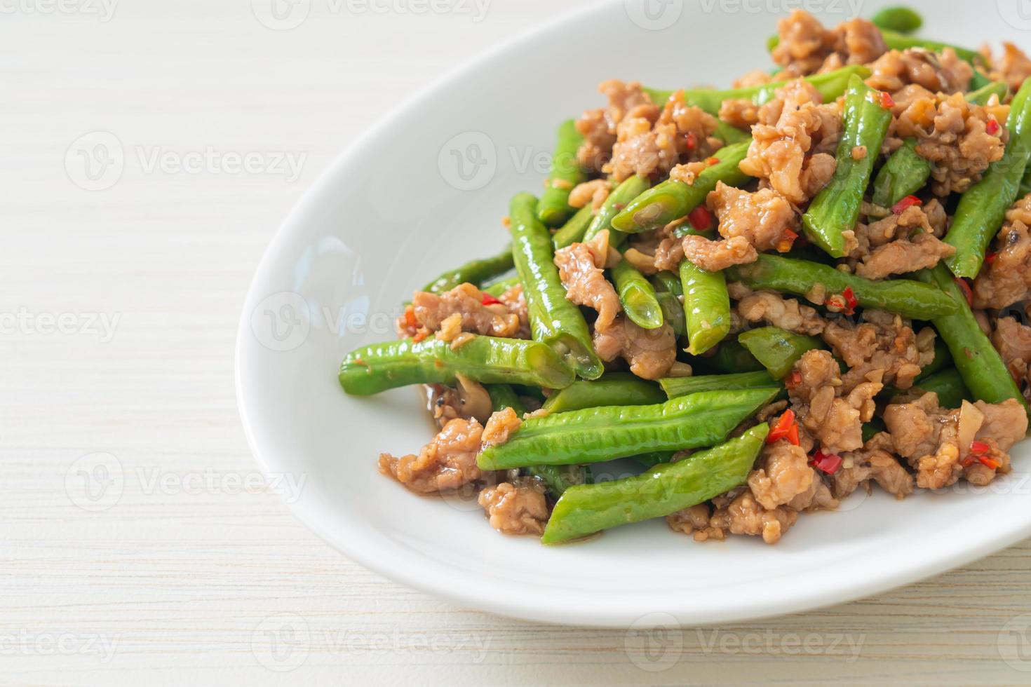 fagiolini saltati in padella o fagiolini con carne di maiale macinata foto