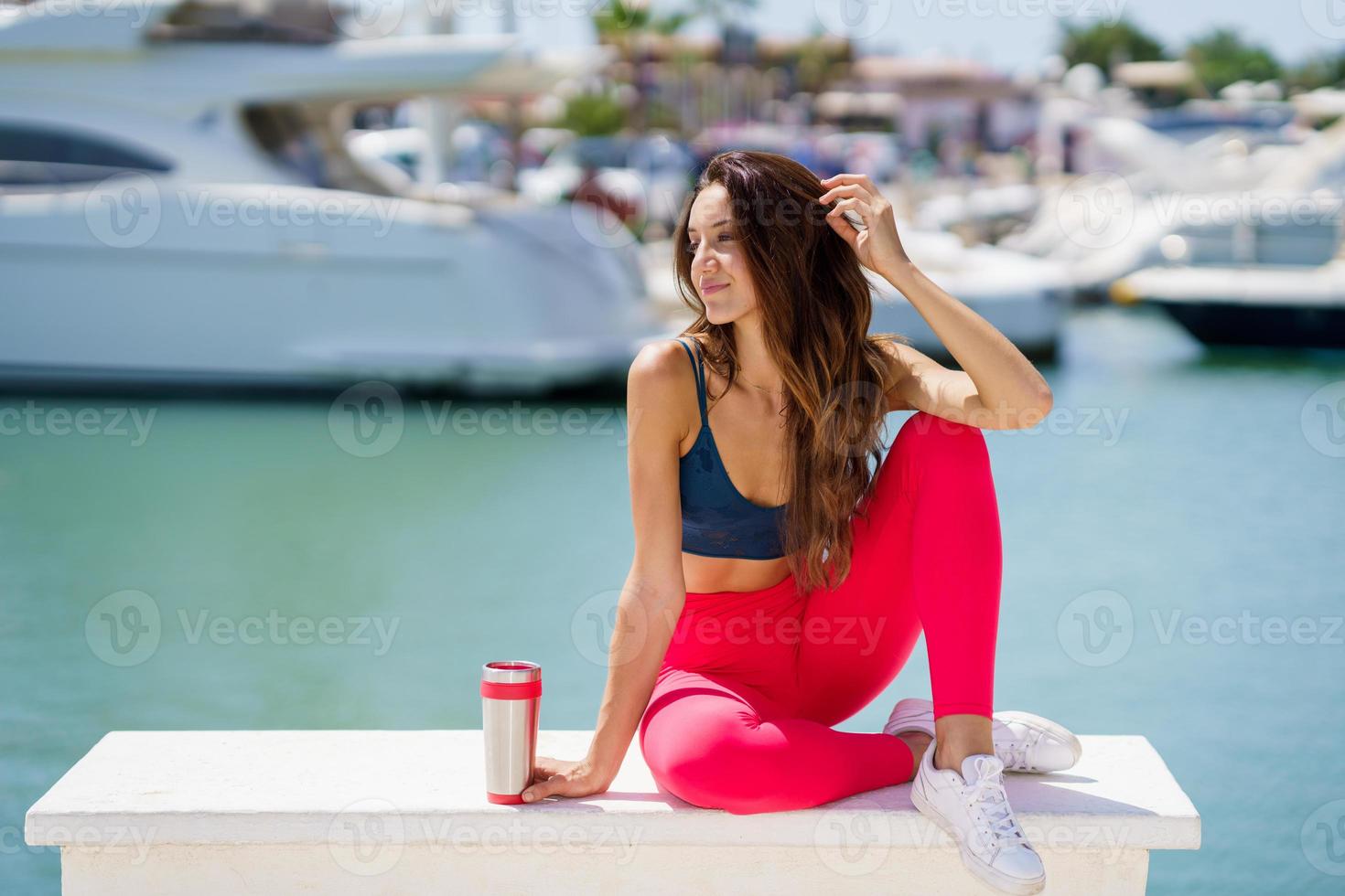 ragazza fitness in abbigliamento sportivo allenamento che riposa per idratarsi dopo l'esercizio. foto