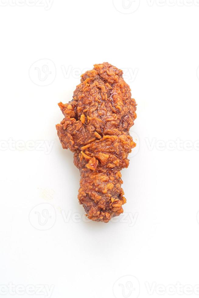 pollo fritto con salsa coreana piccante su sfondo bianco foto