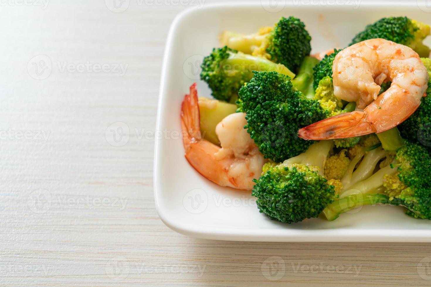 broccoli saltati in padella con gamberi foto