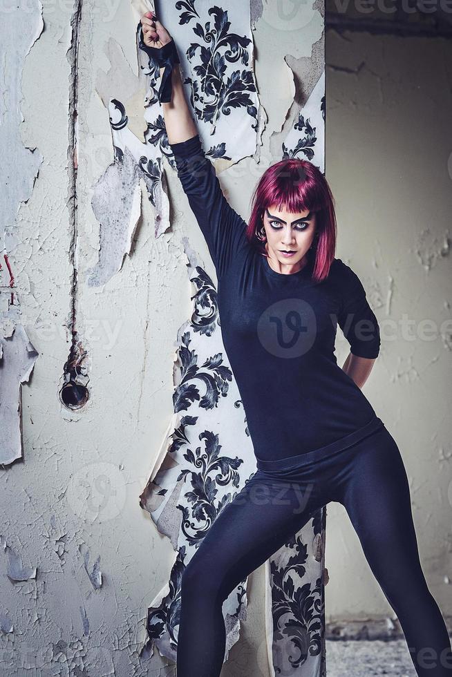 modella ragazza in nero con i capelli rosa foto