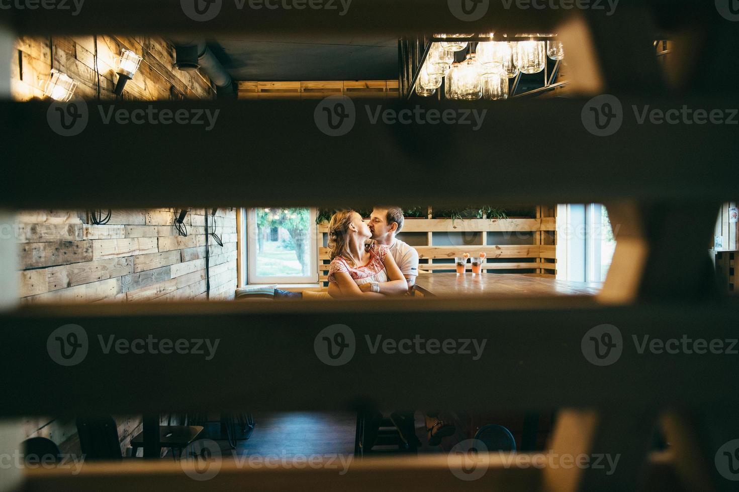 ragazzo e una ragazza che si incontrano in un bar della città foto