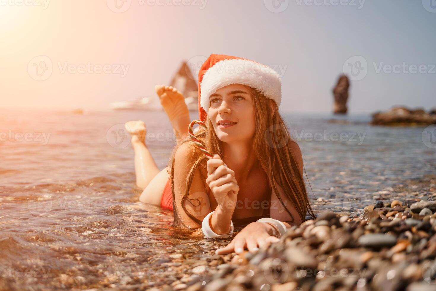 donna viaggio mare. contento turista godere assunzione immagine su il spiaggia per ricordi. donna viaggiatore nel Santa cappello sembra a telecamera su il mare baia, condivisione viaggio avventura viaggio foto