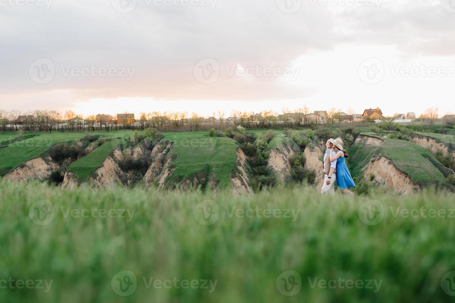 giovane coppia un ragazzo e una ragazza stanno camminando sulle colline di montagna foto