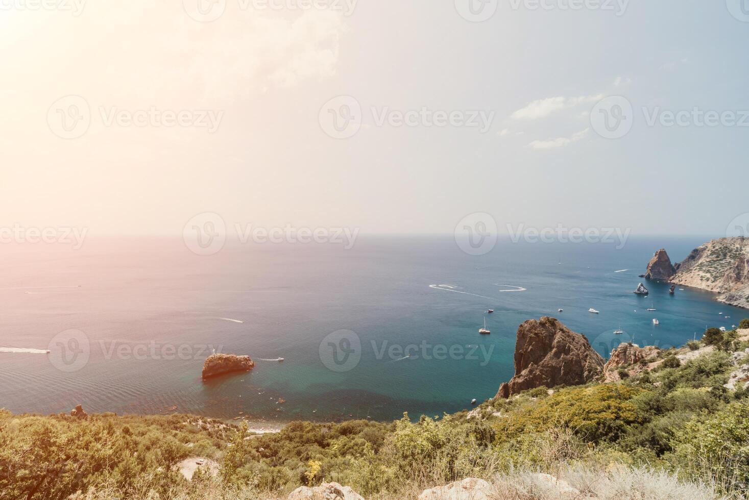 mare laguna. panoramico Visualizza su calma azzurro mare e vulcanico roccioso foto