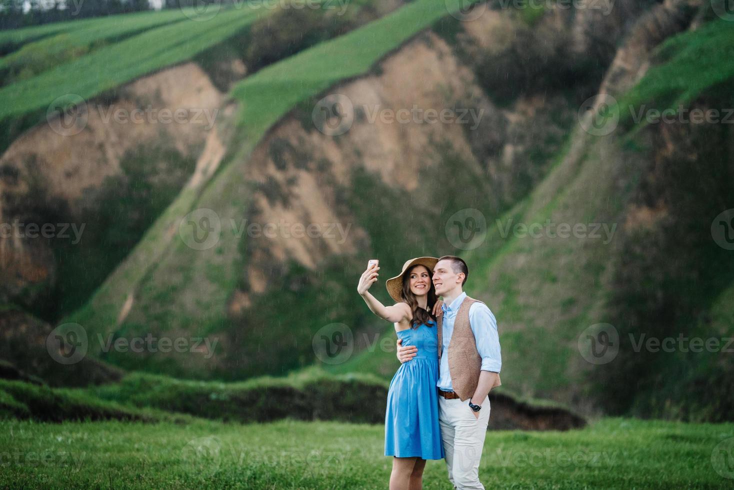 giovane coppia un ragazzo e una ragazza stanno camminando sulle colline di montagna foto