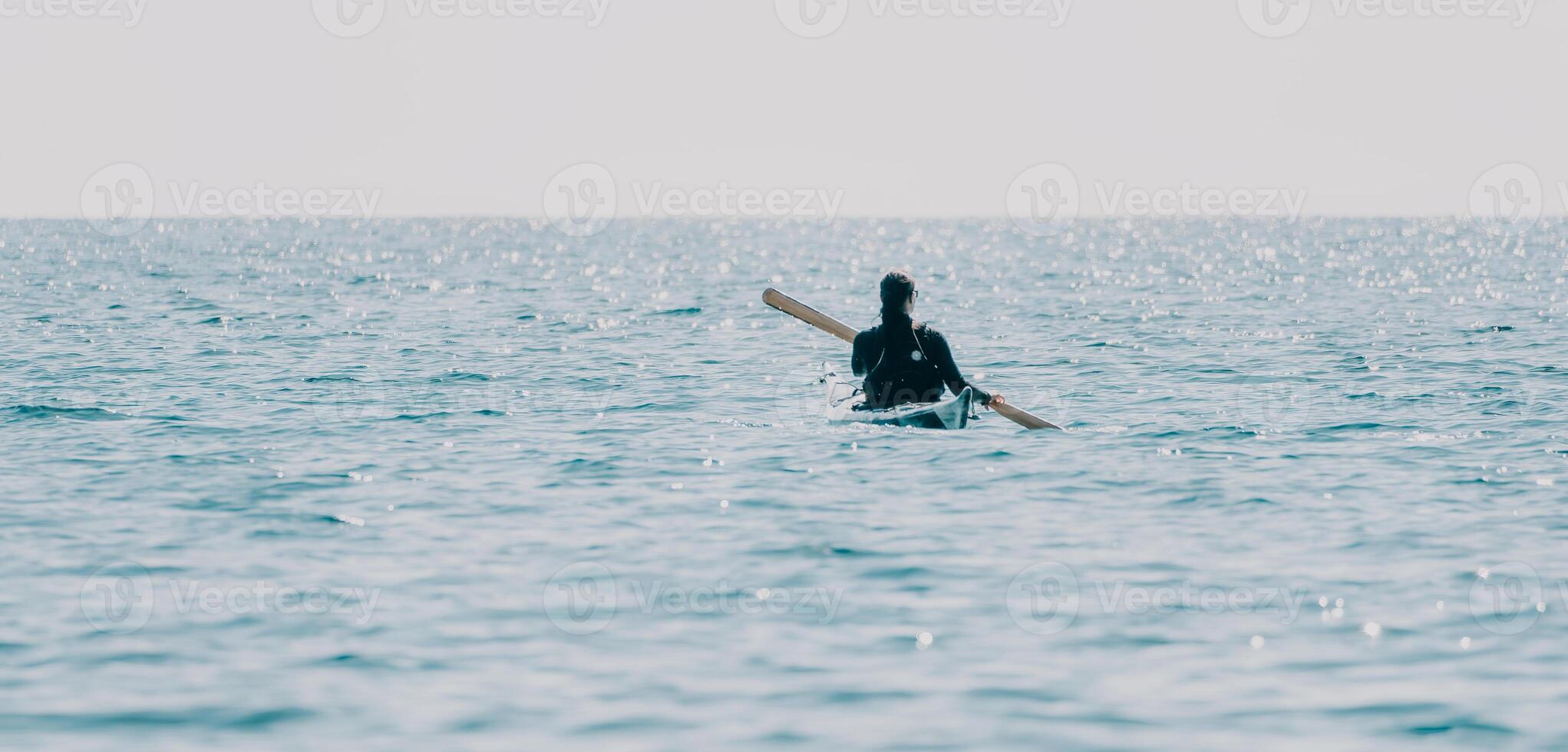 donna mare kayak. contento sorridente donna nel kayak su oceano, paddling con di legno remo. calma mare acqua e orizzonte nel sfondo. attivo stile di vita a mare. estate vacanza. foto
