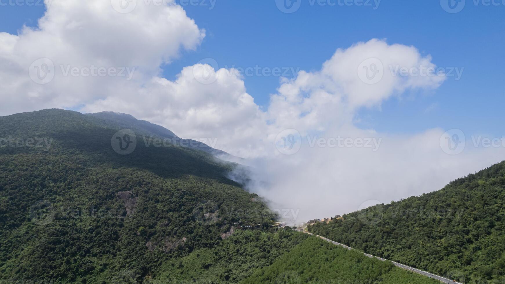 panoramico montagna vista con Cloudscape sfondo foto