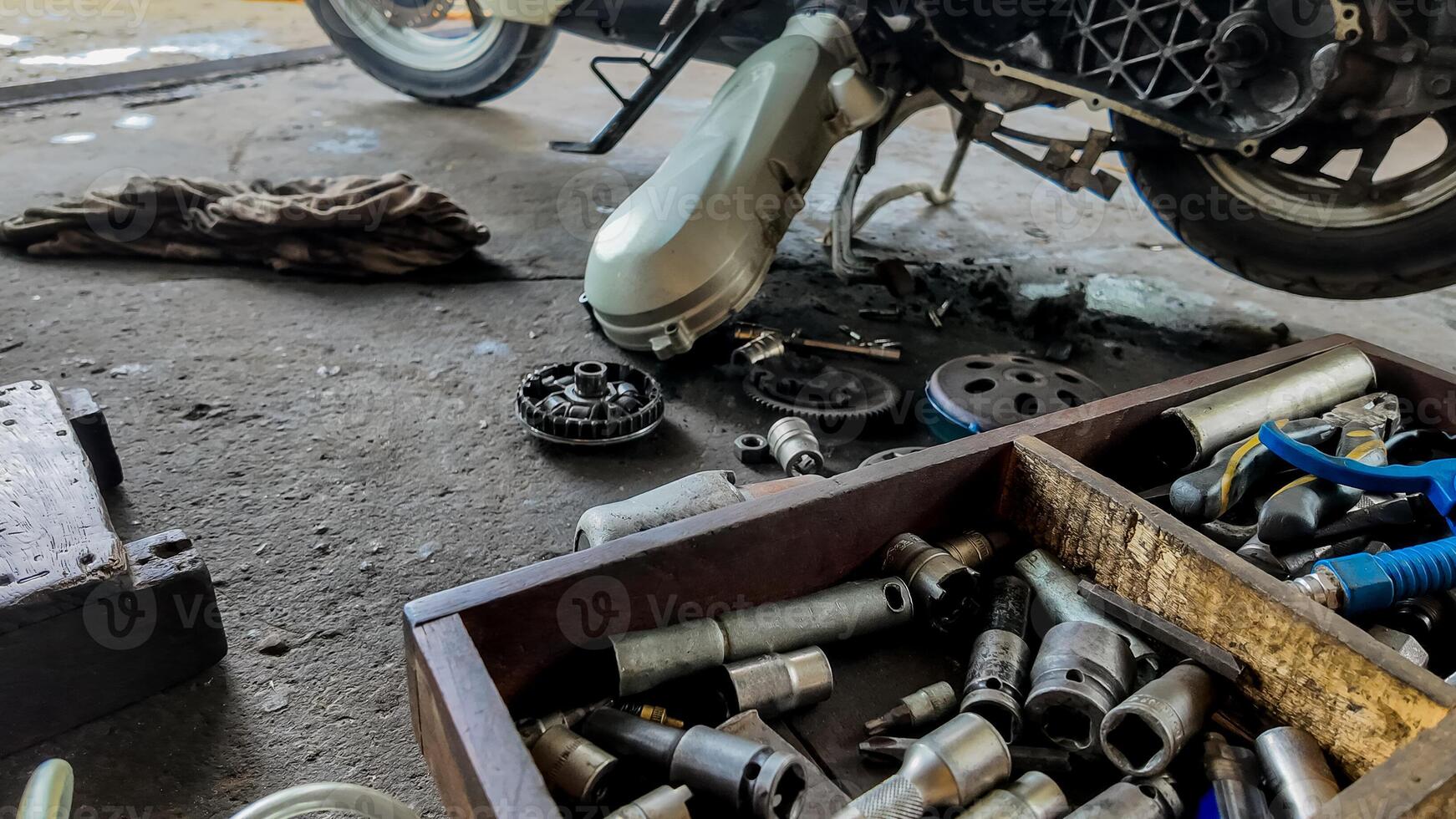 meccanico padronanza, smontato bicicletta nel laboratorio scena foto