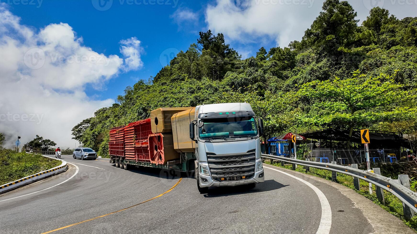 pesante attrezzatura autotrasporti su sereno montagna strada foto