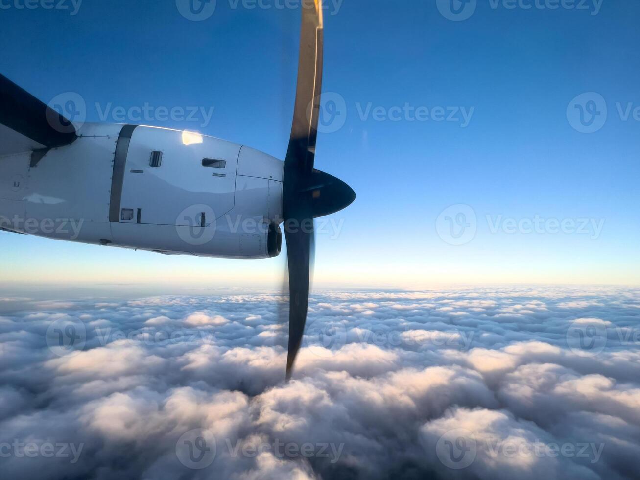 Filatura elica di un aereo volante sopra il nuvole nel il blu cielo foto