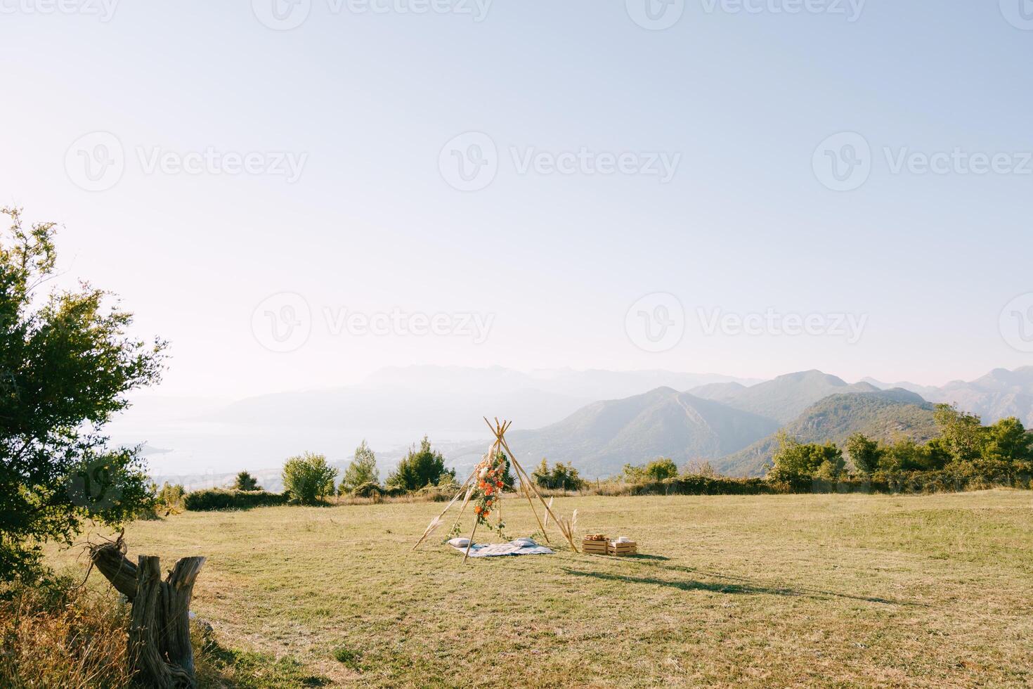 nozze wigwam arco sta su un' verde prato nel il montagne foto