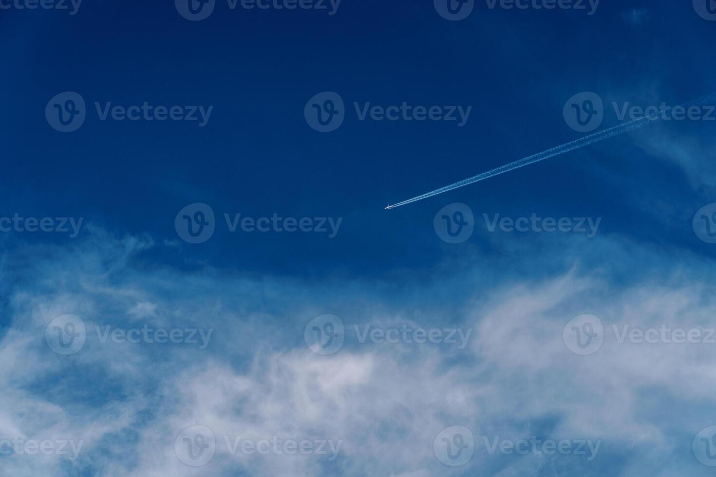aereo mosche nel il nuvoloso cielo in partenza un' pista foto