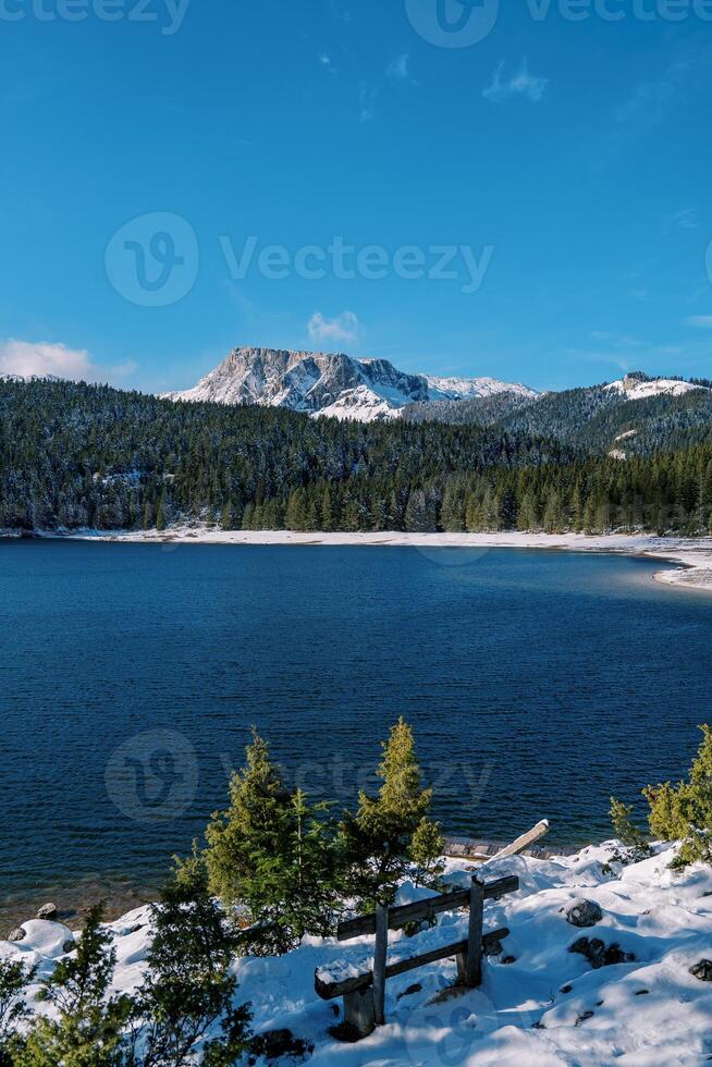 di legno panchina su il nevoso riva di il nero lago. durmitor nazionale parco, montenegro foto