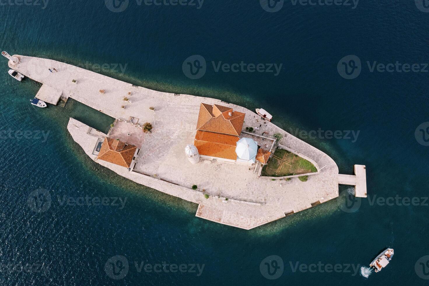 bianca il motore yacht vele su il mare in giro il isola di gospa od skrpjela. montenegro. superiore Visualizza foto