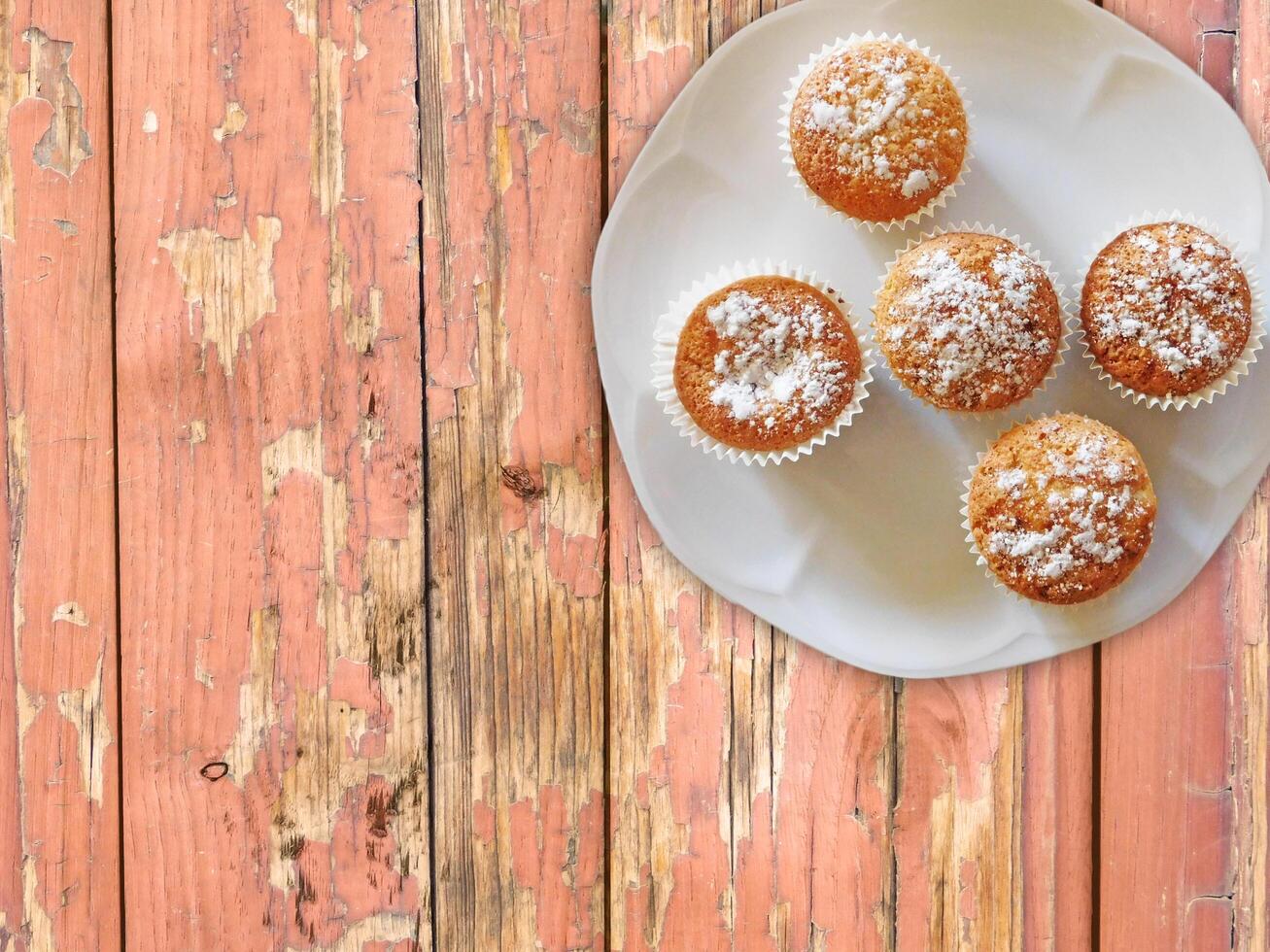 dolci su fondo in legno foto