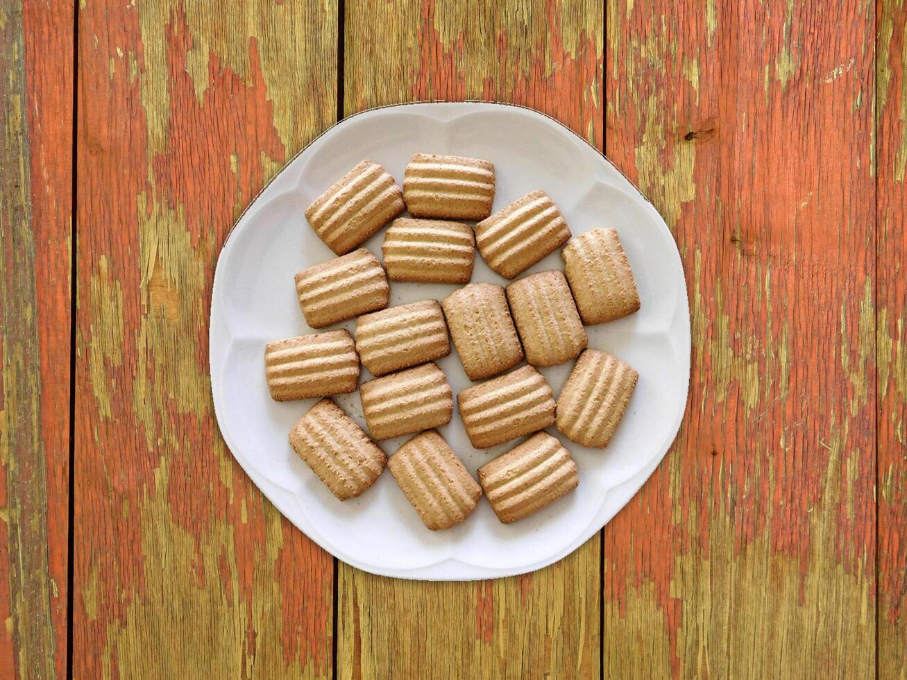 biscotti su fondo in legno foto