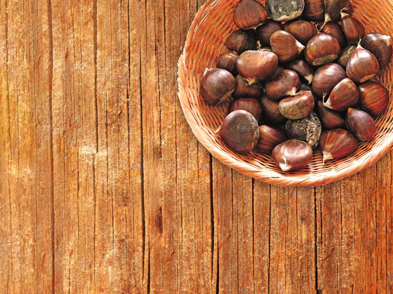 castagne sul fondo di legno foto