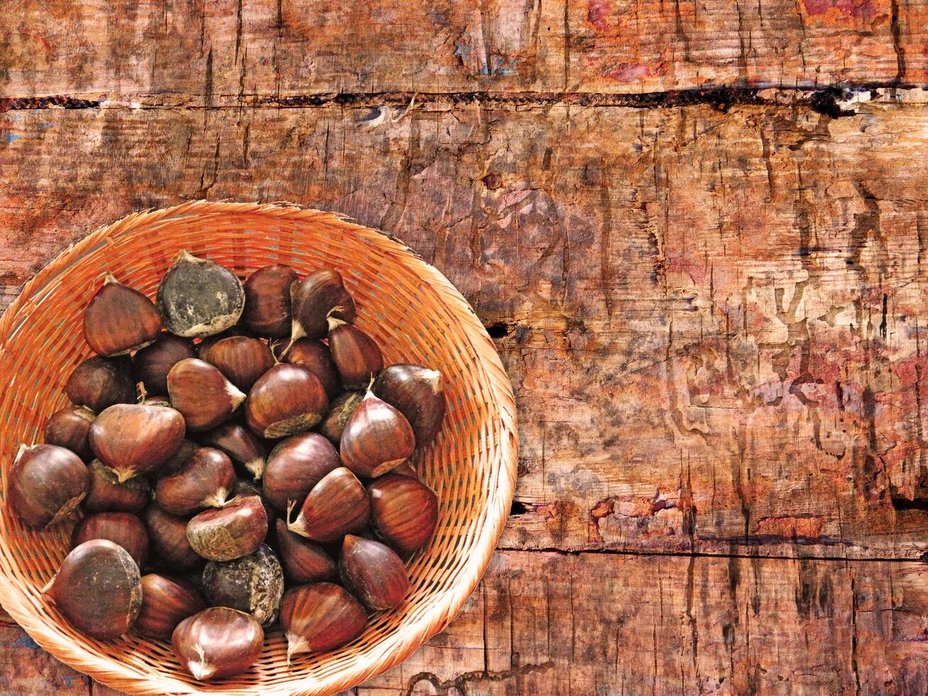 castagne sul fondo di legno foto