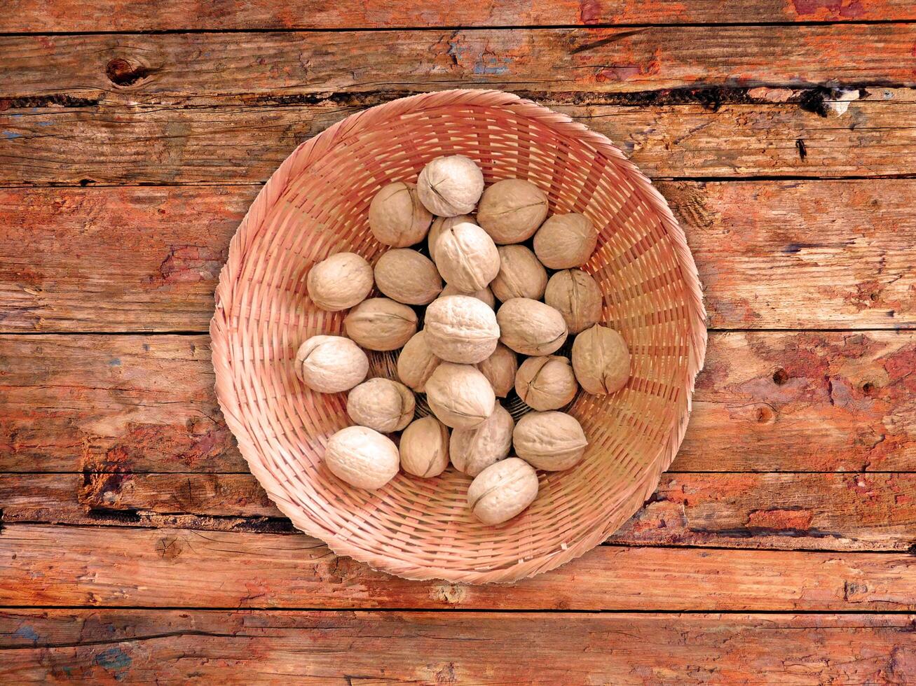 noci sullo sfondo di legno foto