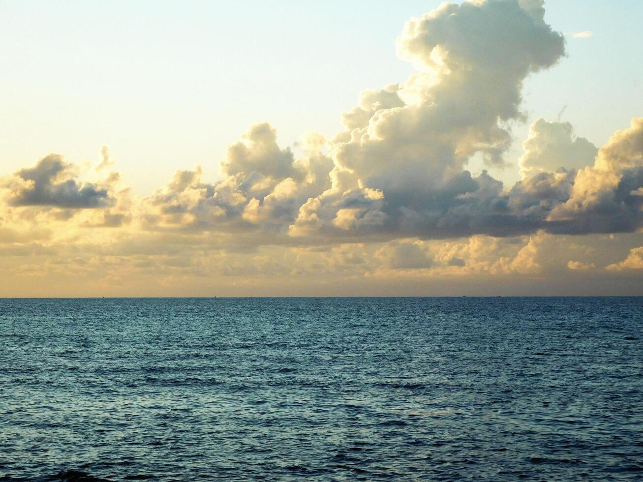 blu mare all'aperto foto