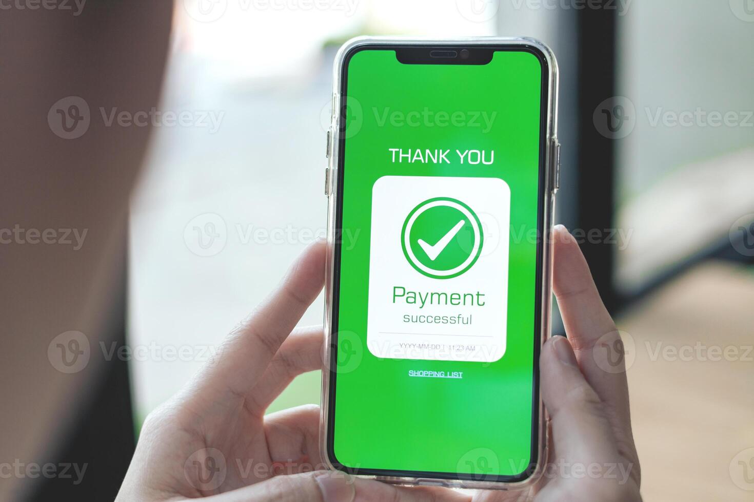 in linea finanziario transazioni e pagamento riuscito. avvicinamento di mano utilizzando smartphone per pagamento di shopping transazione di credito carta in linea bancario foto