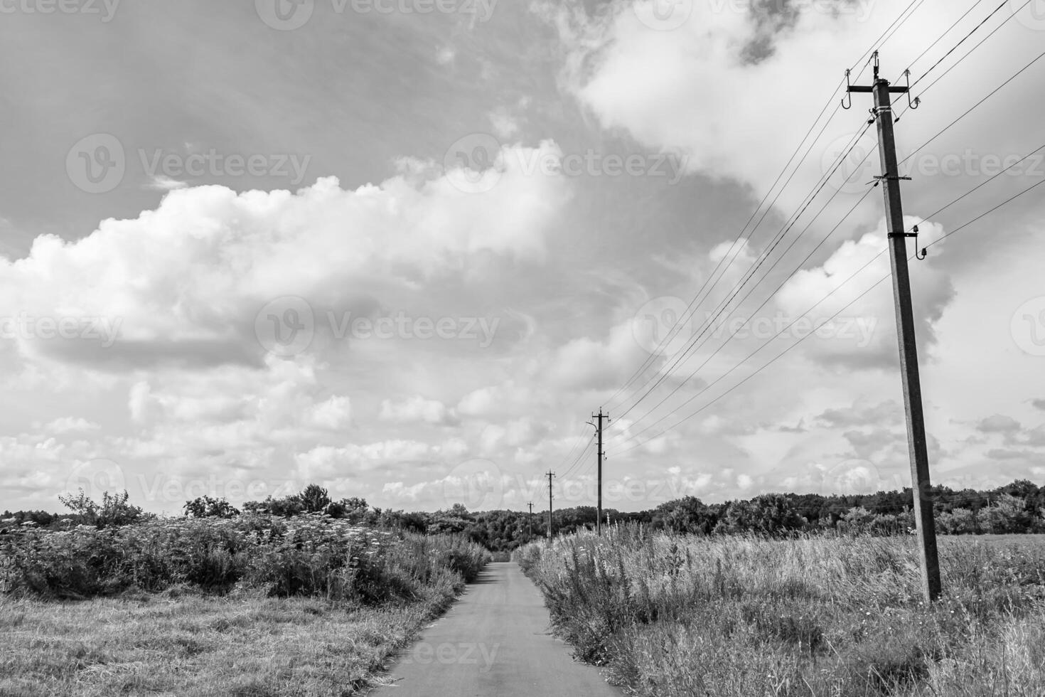 bellissimo vuoto asfalto strada nel campagna su leggero sfondo foto