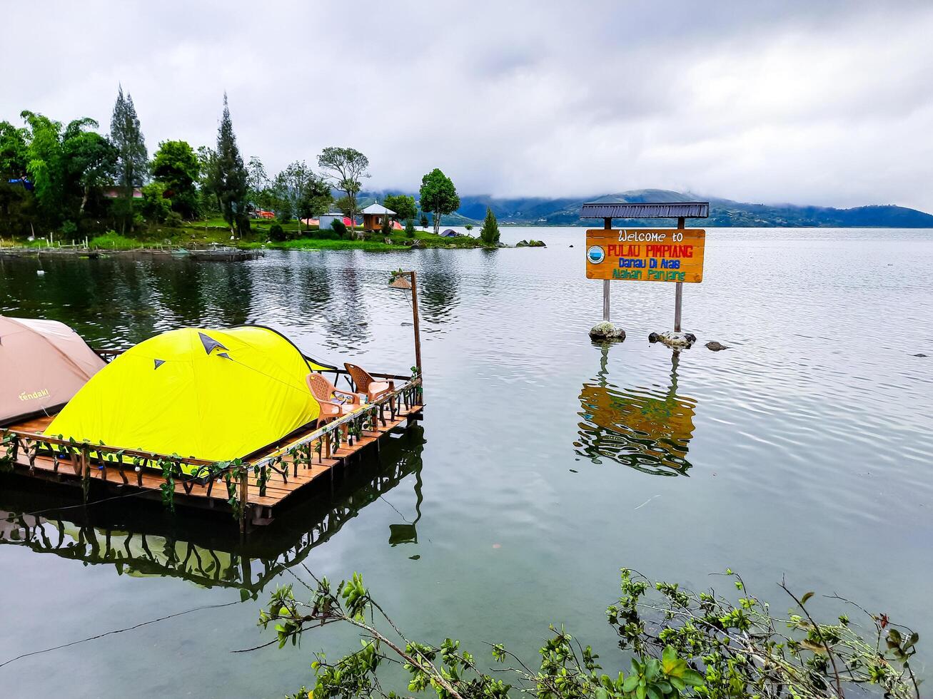 uno di il turista destinazioni nel alahan panjang è pimpiang isola, un' campeggio luogo nel il lago diatas la zona foto