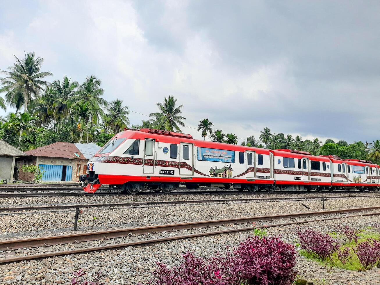 passeggeri treno carrozze limite per Padang - Kayutanam siamo su stand-by a il ferrovia stazione nel Kayutanam, Padang pariama reggenza, ovest sumatra Provincia nel Indonesia foto